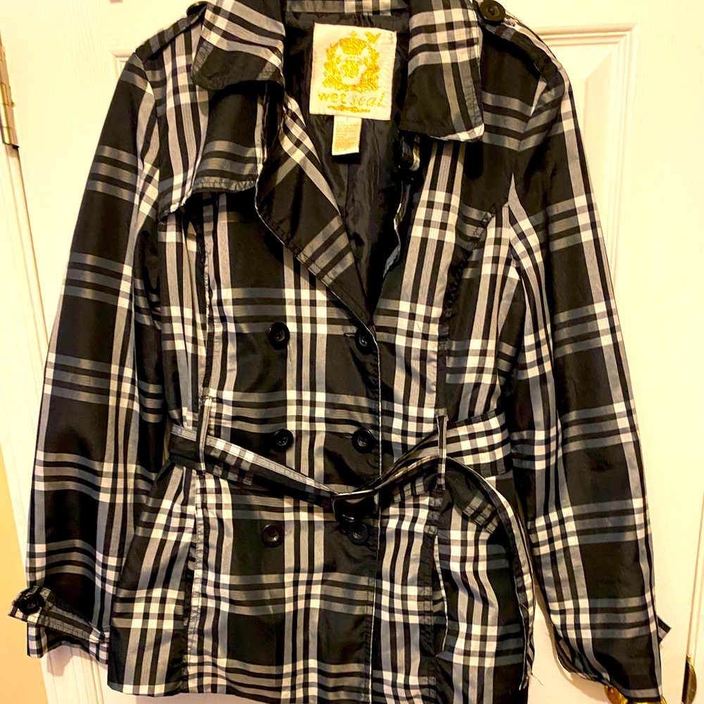 Young women’s Jr black n white plaid jacket. Dbl breasted perf for fall size L